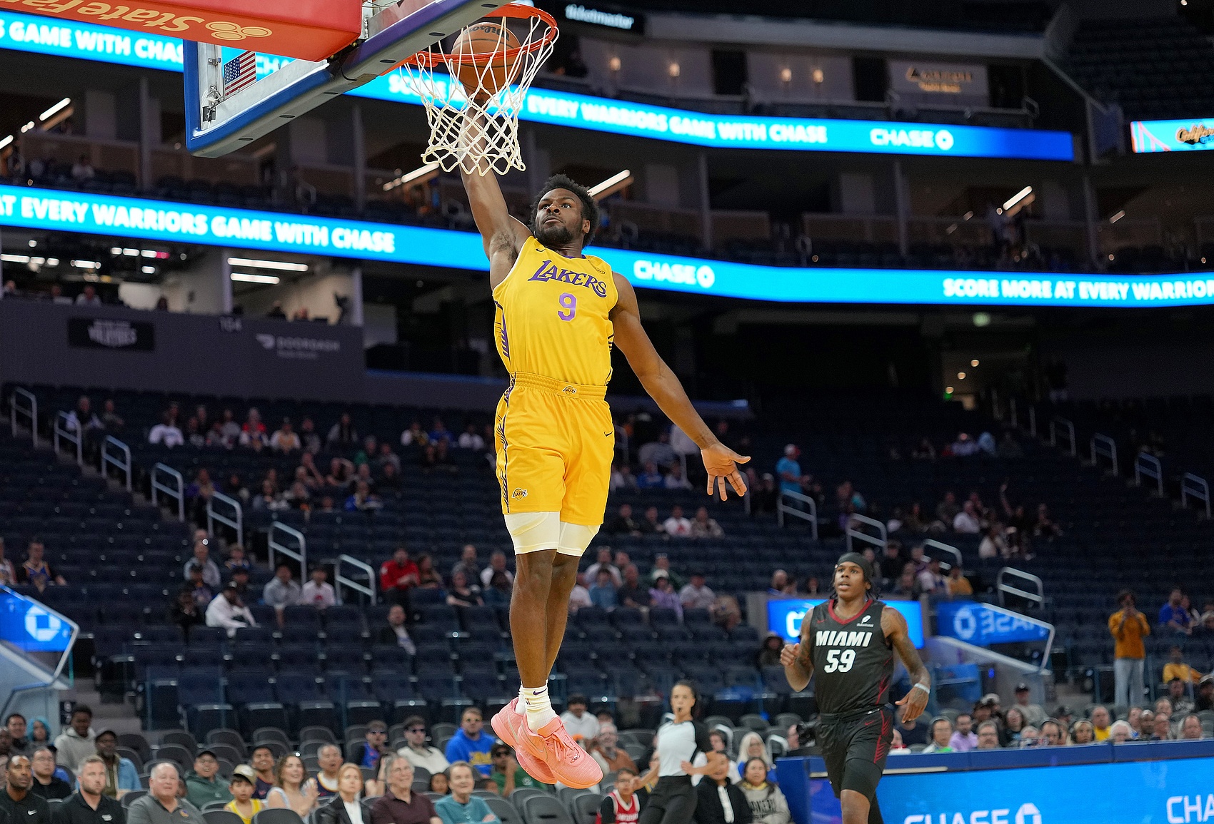 ??Skip：布朗尼打夏聯(lián)&觀眾數(shù)和他球衣號一樣 這可是LBJ的兒子