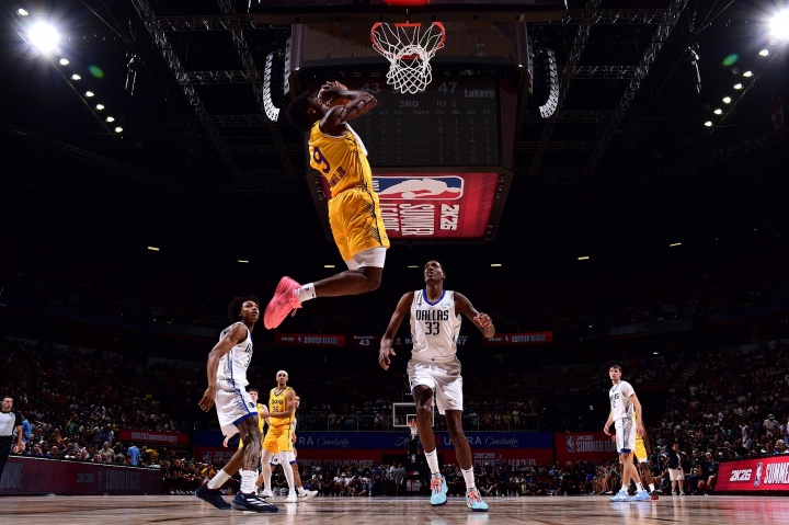 這照片帥！布朗尼空接反身扣籃 可惜脫手了