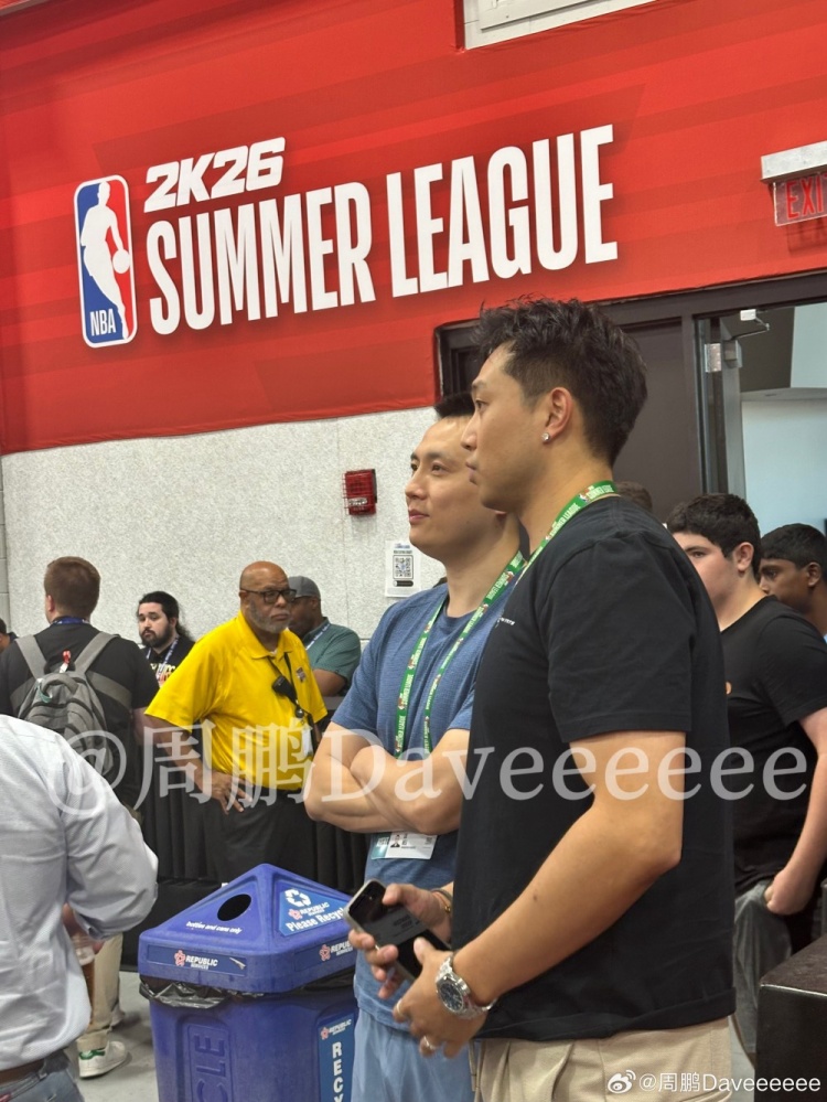 媒體人：上海隊主帥盧偉現(xiàn)場觀戰(zhàn)夏聯(lián) 與翻譯剛下飛機(jī)就來場地