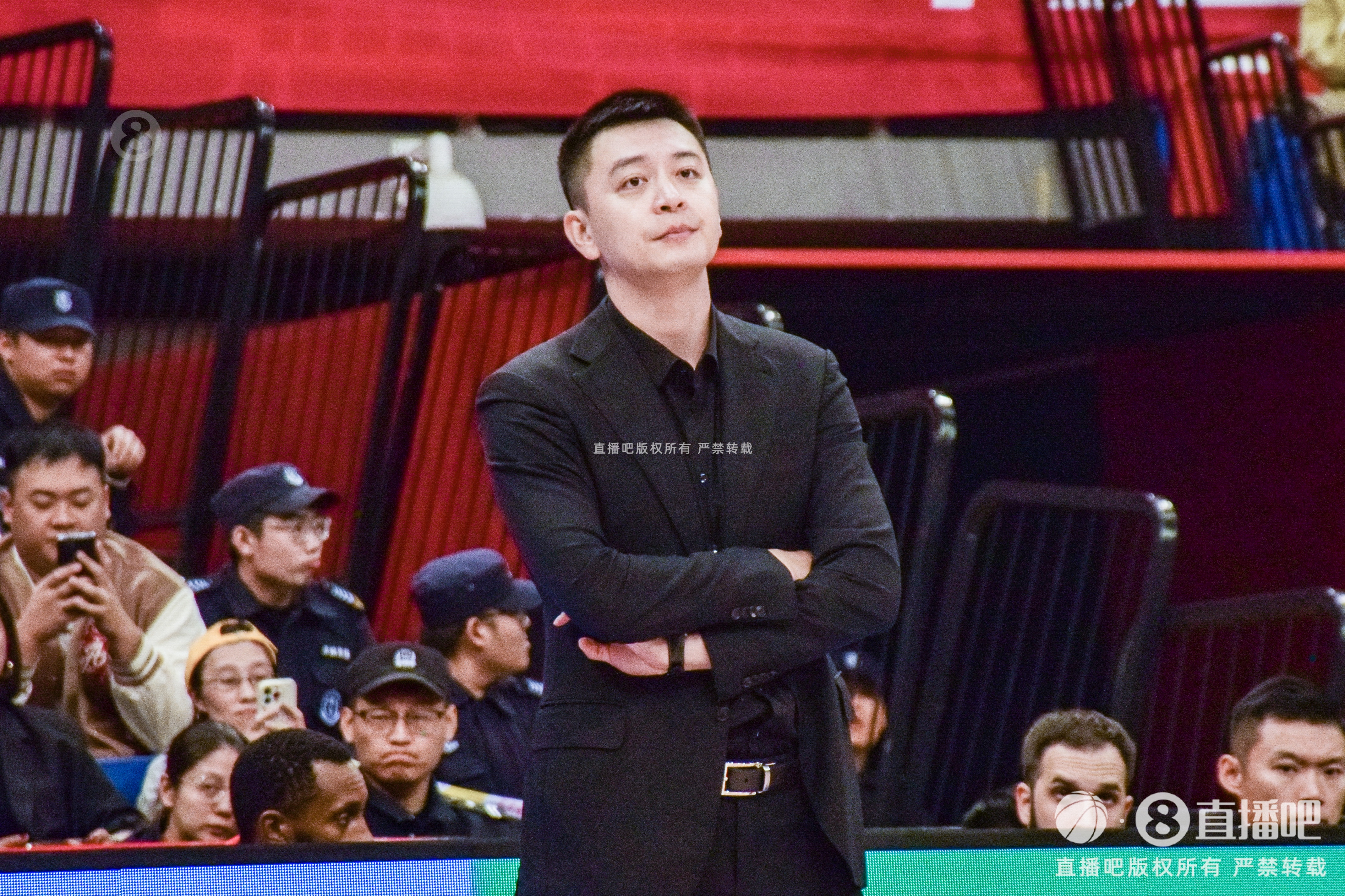 媒體人：遼寧男籃總經(jīng)理劉子慶和主教練楊鳴在現(xiàn)場觀看NBA夏聯(lián)