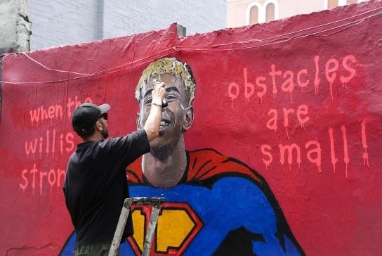 慶祝18歲生日，街頭藝術(shù)家Tvboy為亞馬爾繪制超級英雄壁畫