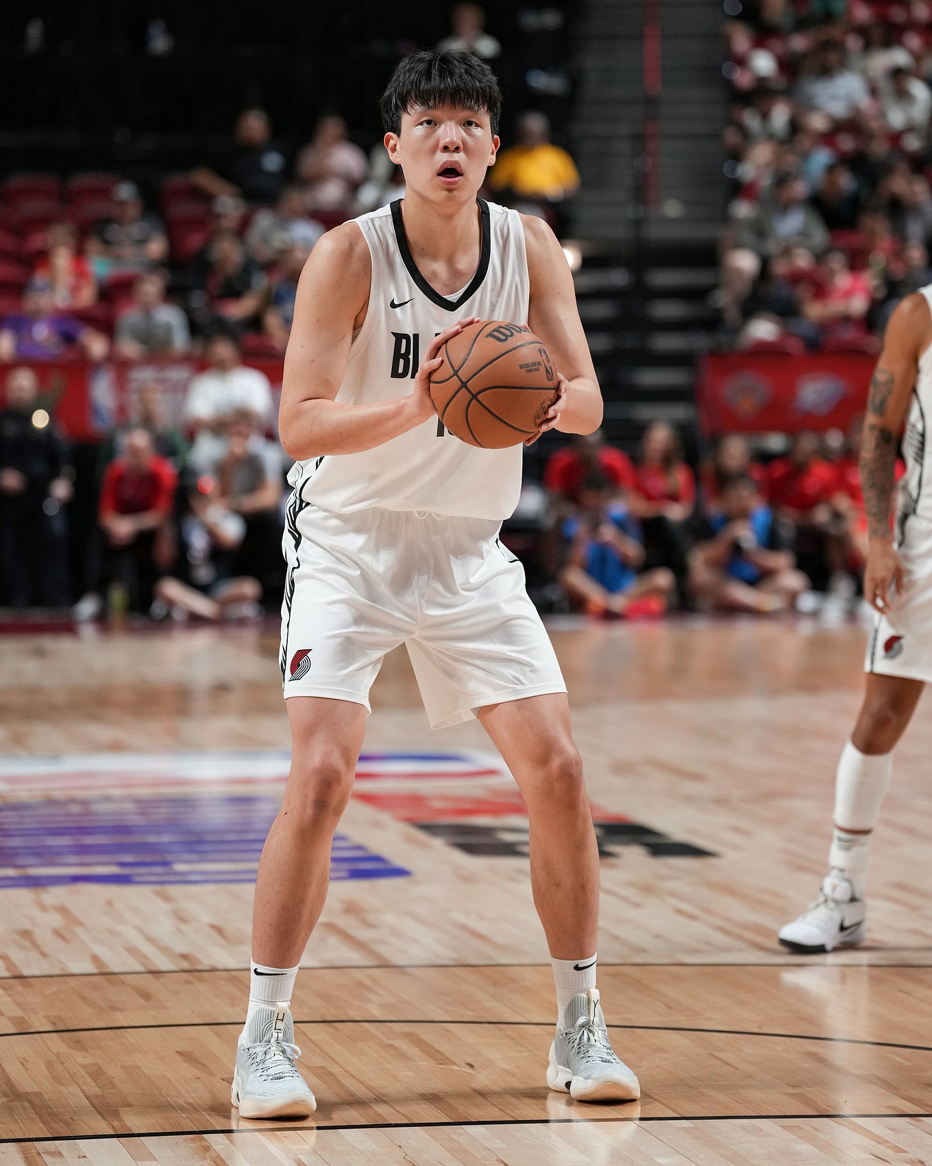 ??影響力！楊瀚森罰籃時 現(xiàn)場的中國球迷大喊“楊瀚森MVP”