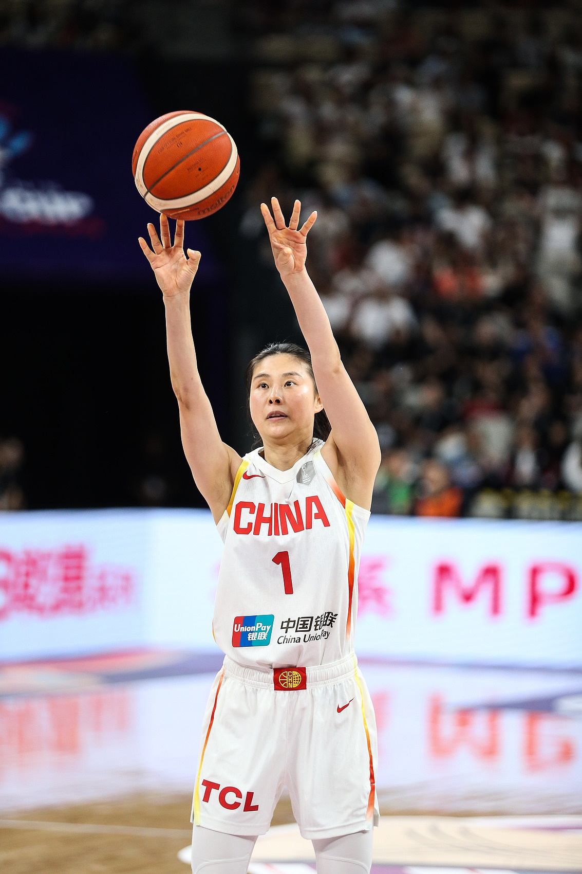 穿針引線！王思雨12分鐘4中3拿到9分8助 正負值+7