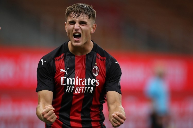 記者：帕爾馬非常喜歡米蘭前鋒科隆博，同時也初步考察了小西蒙尼