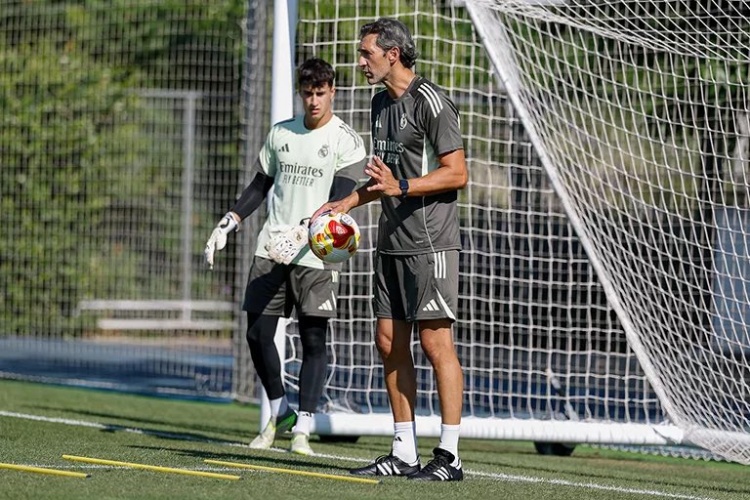 前皇馬門將迭戈-洛佩斯加入阿韋洛亞教練組，出席卡斯蒂利亞訓(xùn)練