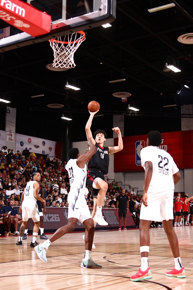 ??穩(wěn)穩(wěn)的幸福！楊瀚森夏聯(lián)3場(chǎng)比賽已連續(xù)3場(chǎng)上雙！場(chǎng)均11.7分