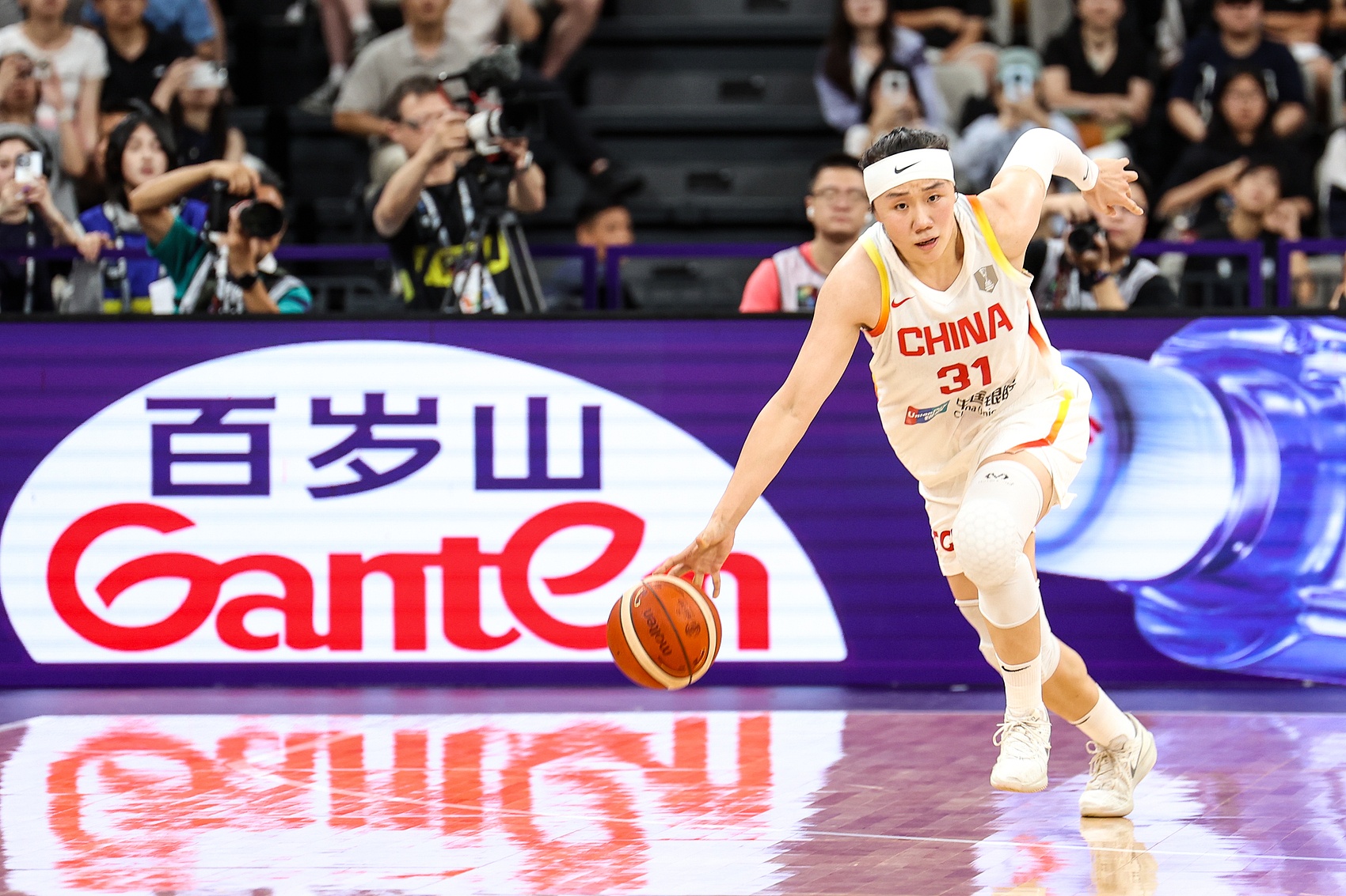 賈賽琪：之前沒戴過發(fā)帶 女籃精神就是場(chǎng)上場(chǎng)下都盡力幫助球隊(duì)