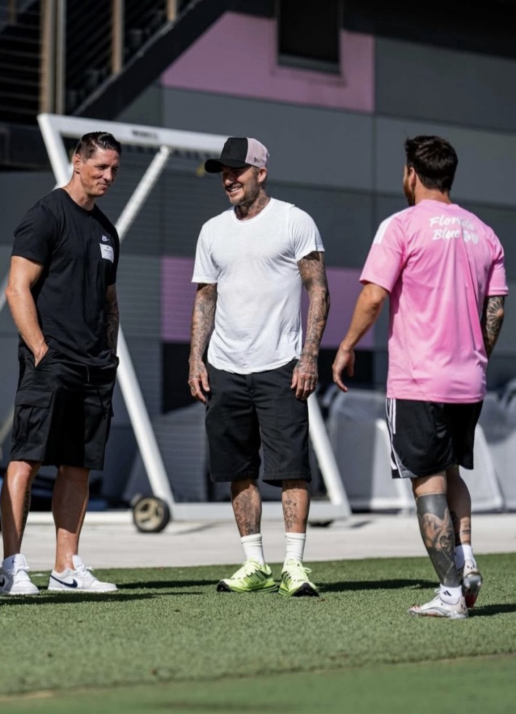 貝克漢姆和托雷斯來到邁阿密國際訓(xùn)練場，與梅西暢聊