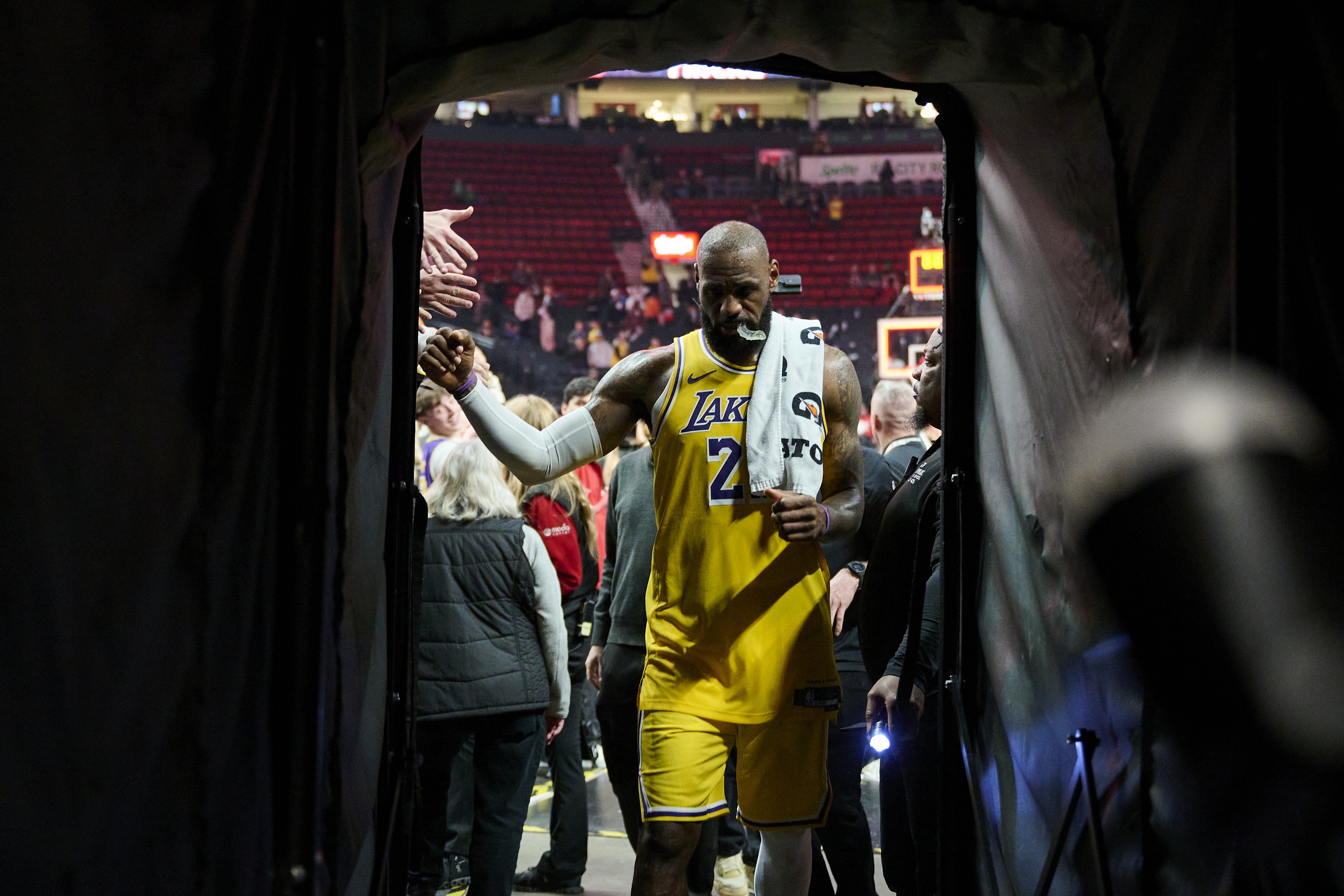 湖記：騎俠尼等隊(duì)在觀望詹姆斯是否會(huì)買斷 湖人不會(huì)主動(dòng)提