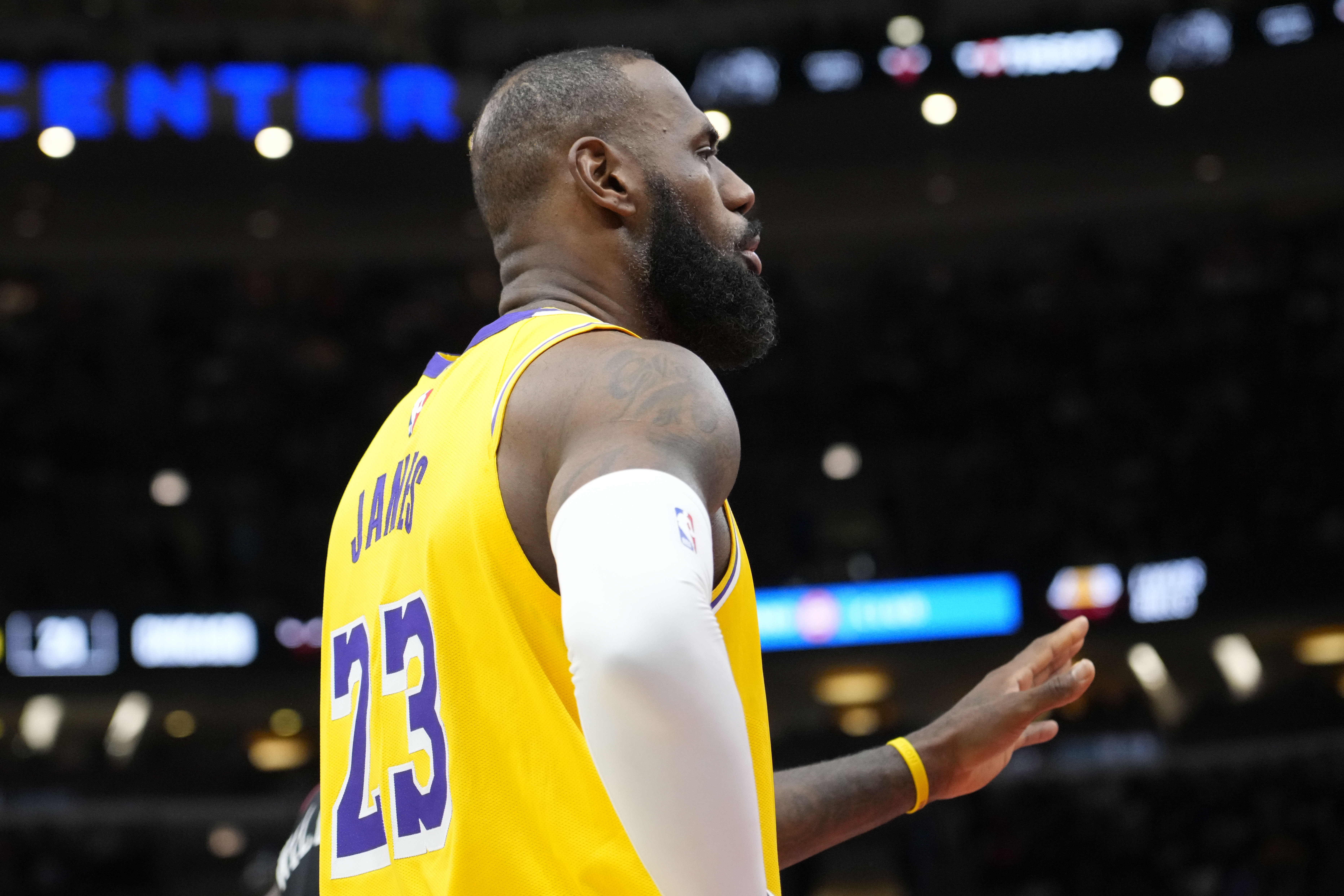 湖記：各隊都在想怎吸引盧卡&約基奇&字母 無人在意詹姆斯的言論