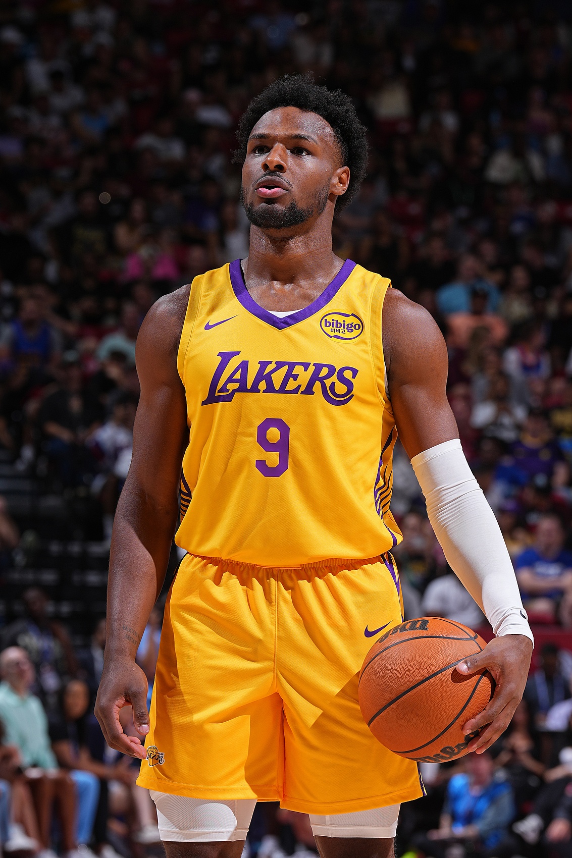 布朗尼今年夏聯(lián)場(chǎng)均14.3分2.8板3.8助4失誤 投籃47.6% 三分30%