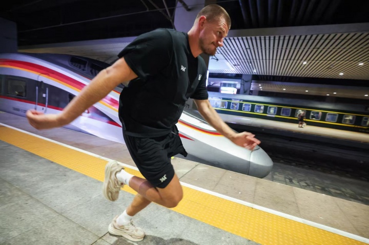 ??節(jié)目效果滿分??！約基奇中國行整活之與中國高鐵賽跑！