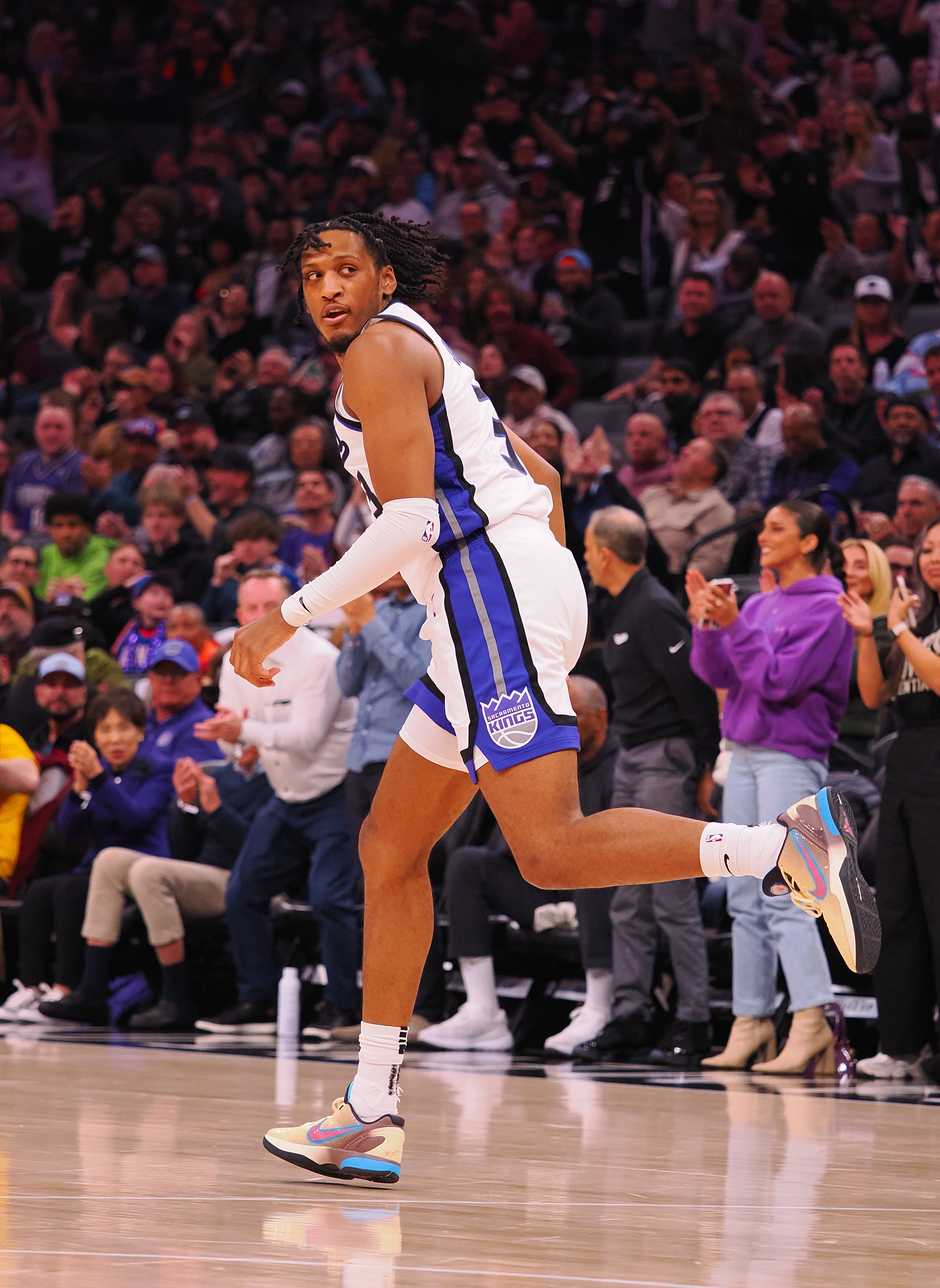 是個(gè)猛人！艾薩克-瓊斯17中10得24分11板2助1蓋帽 狂收5個(gè)前場(chǎng)板