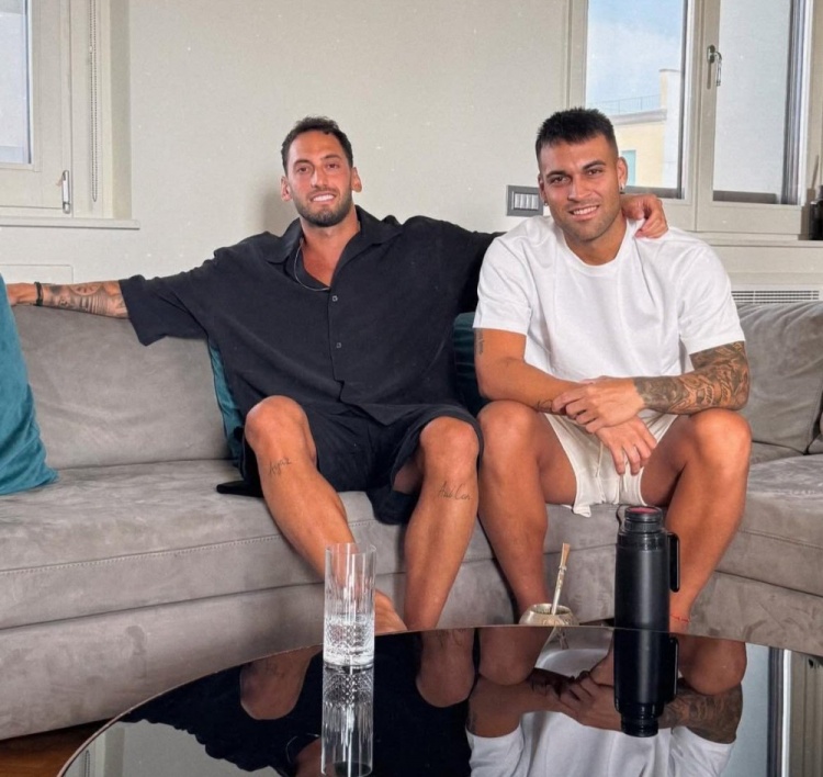 一笑泯恩仇！羅馬諾：恰爾汗奧盧確認將留隊，和勞塔羅溝通后合影