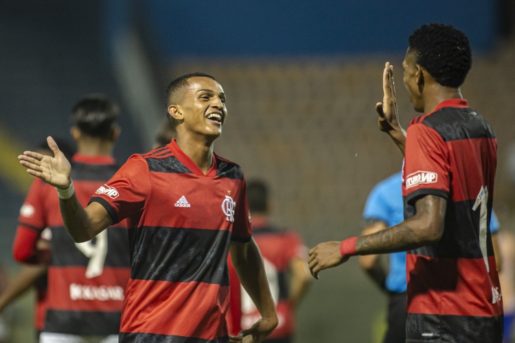 羅馬諾：韋斯利本周六飛往意大利，即將加盟羅馬