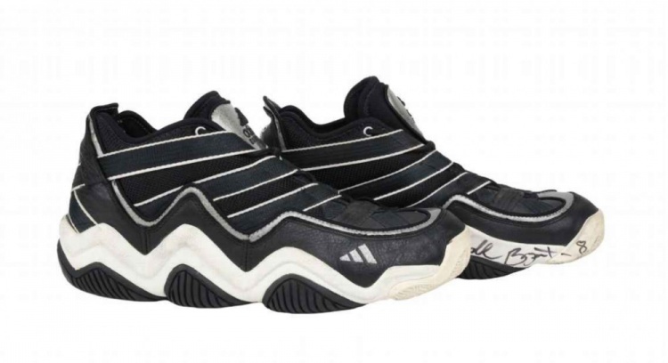 科比生涯首次首發(fā)所穿阿迪簽名球鞋拍出24萬(wàn)美元 個(gè)人球鞋第二高