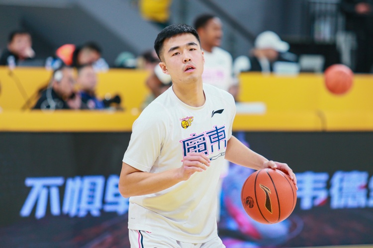 媒體人：廣東和張文逸將1年C類合同續(xù)約 后者拒了其他隊(duì)更高報(bào)價(jià)