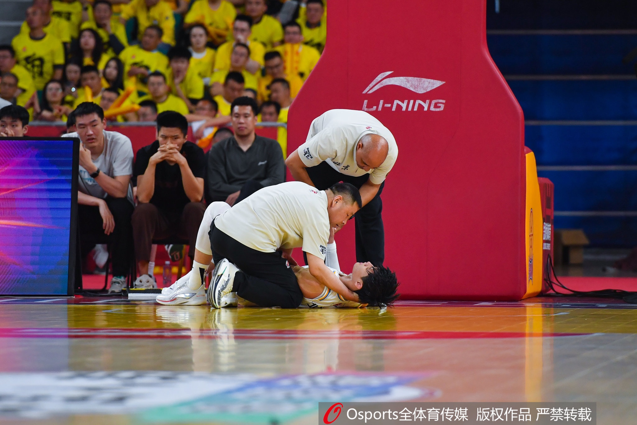 傷病難阻追夢(mèng)！上賽季CBA半決賽中曾凡博遭遇腰椎左側(cè)橫突骨折