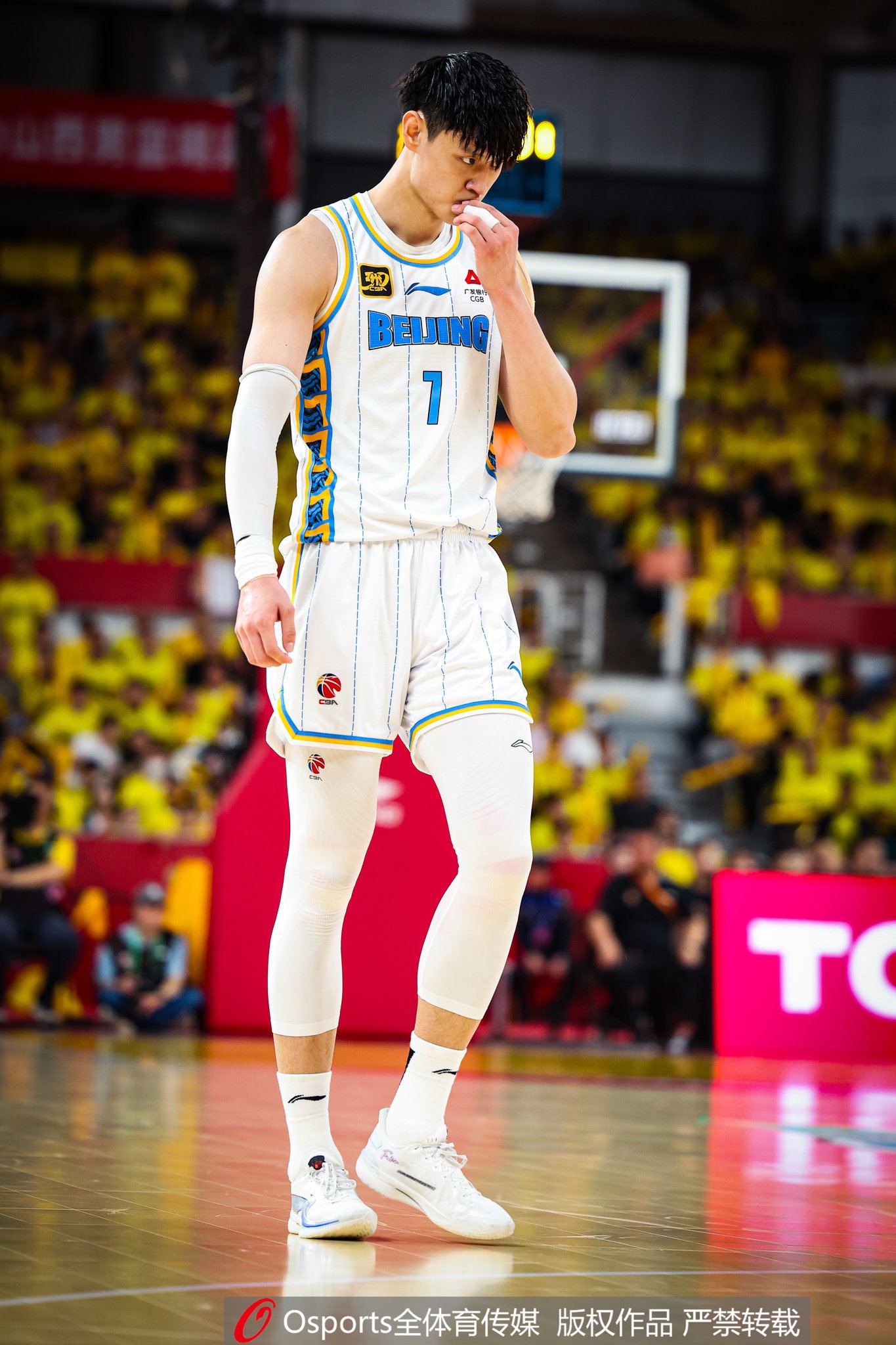 上季曾凡博常規(guī)賽場(chǎng)均14.6分1.5蓋帽&三分準(zhǔn)星40.2% 季后賽皆提升