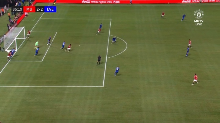 怒踢門柱+甩手大吼！霍伊倫空位多古沒傳球射失，前者盛怒很不滿