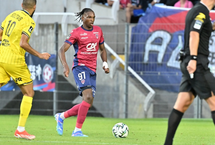 未來的法國(guó)國(guó)腳！隊(duì)報(bào)：阿森納等俱樂部有意20歲雷恩中衛(wèi)雅奎特