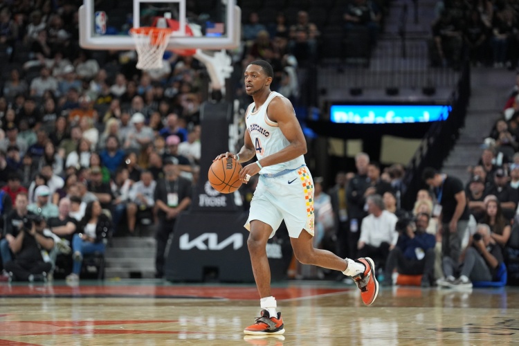 上賽季交易截止日前?？怂股暾埥灰?最終被國王三方交易送至馬刺