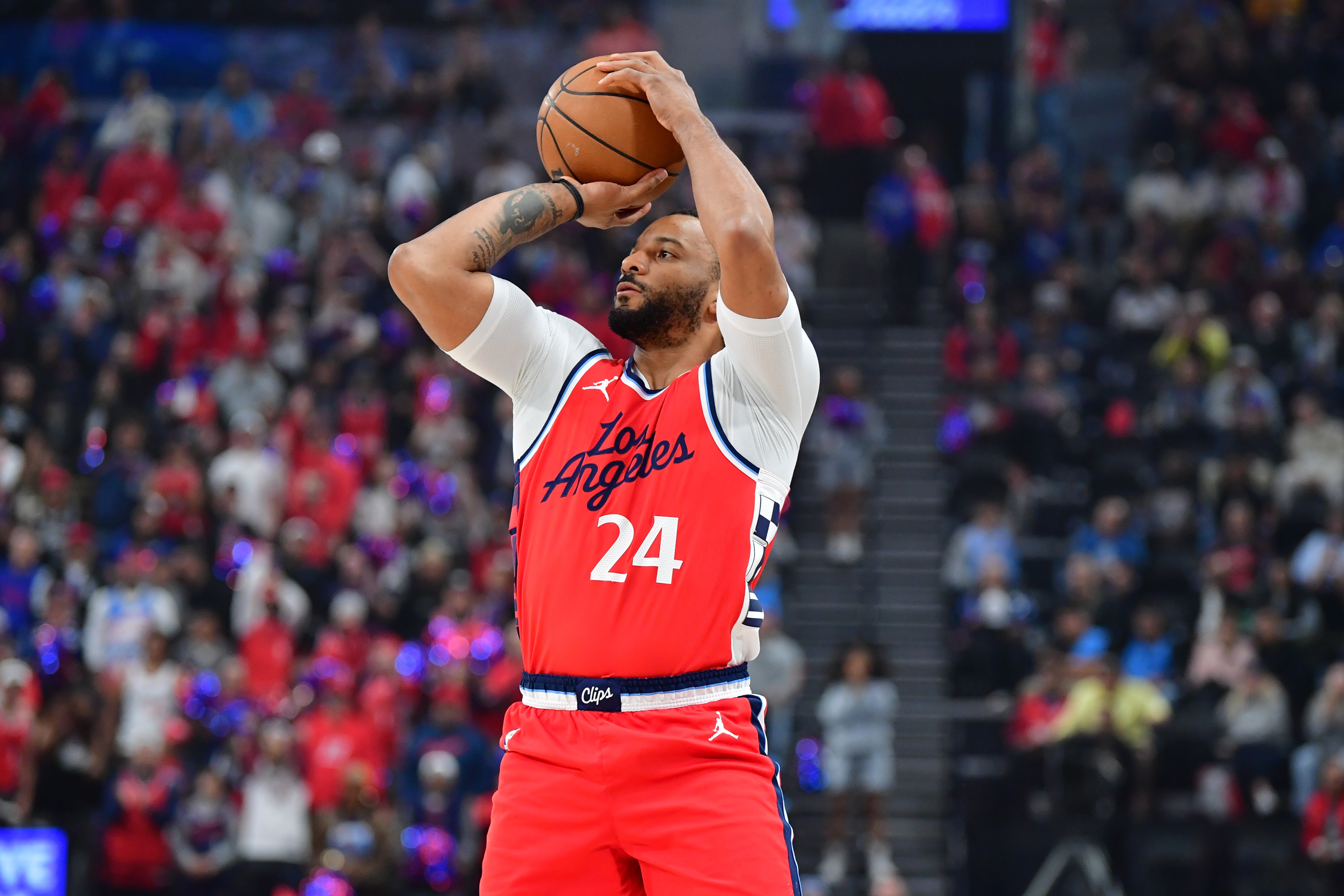 阿德巴約：鮑威爾展現(xiàn)了全明星級別的實力 很高興能和他并肩作戰(zhàn)