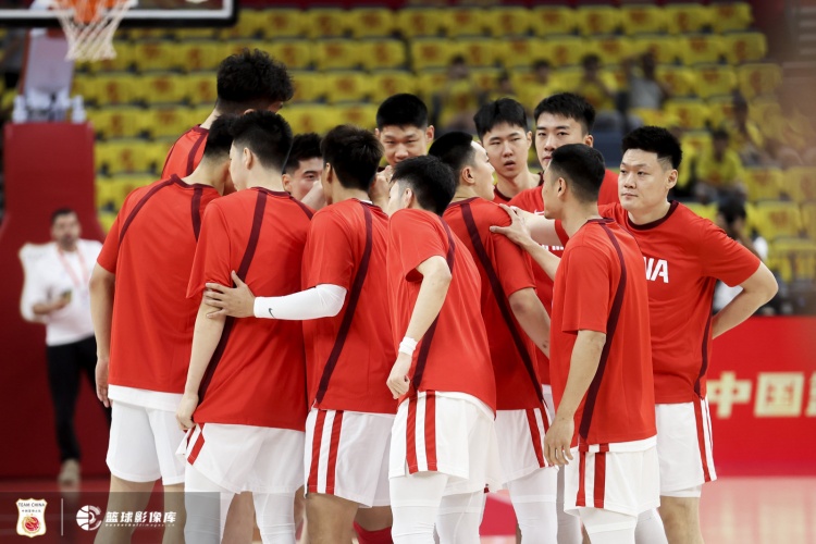 媒體人：中國男籃首勝驚喜在細(xì)節(jié)進步 方向正確比成績更關(guān)鍵