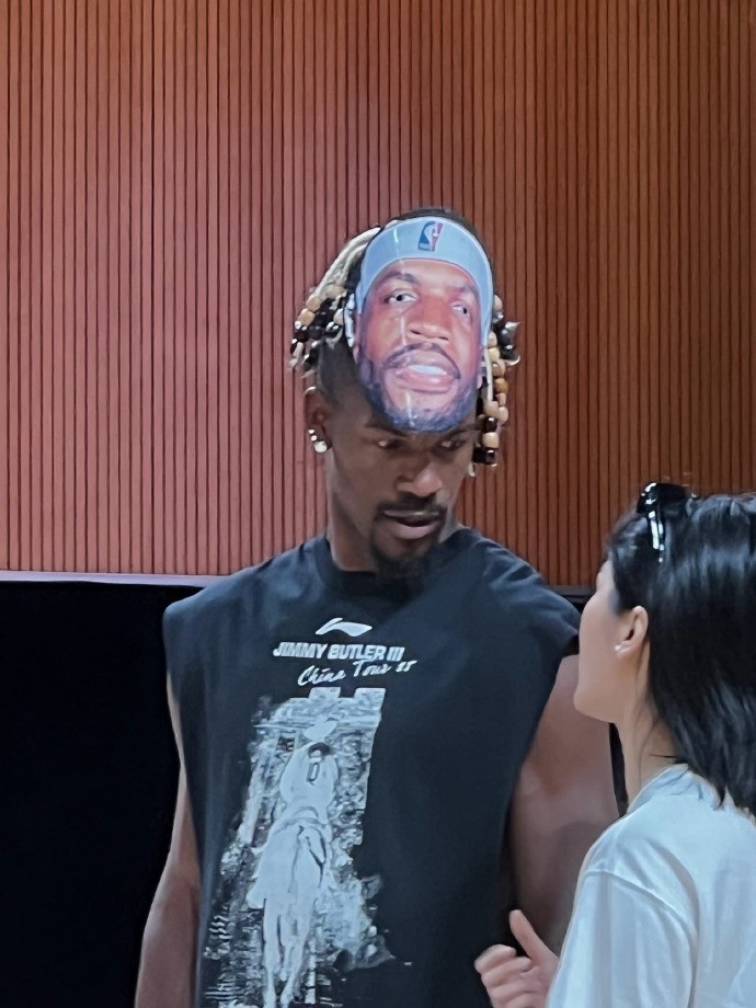 巴特勒出席活動時戴著希爾德面具?? 據說從球迷手中要來的