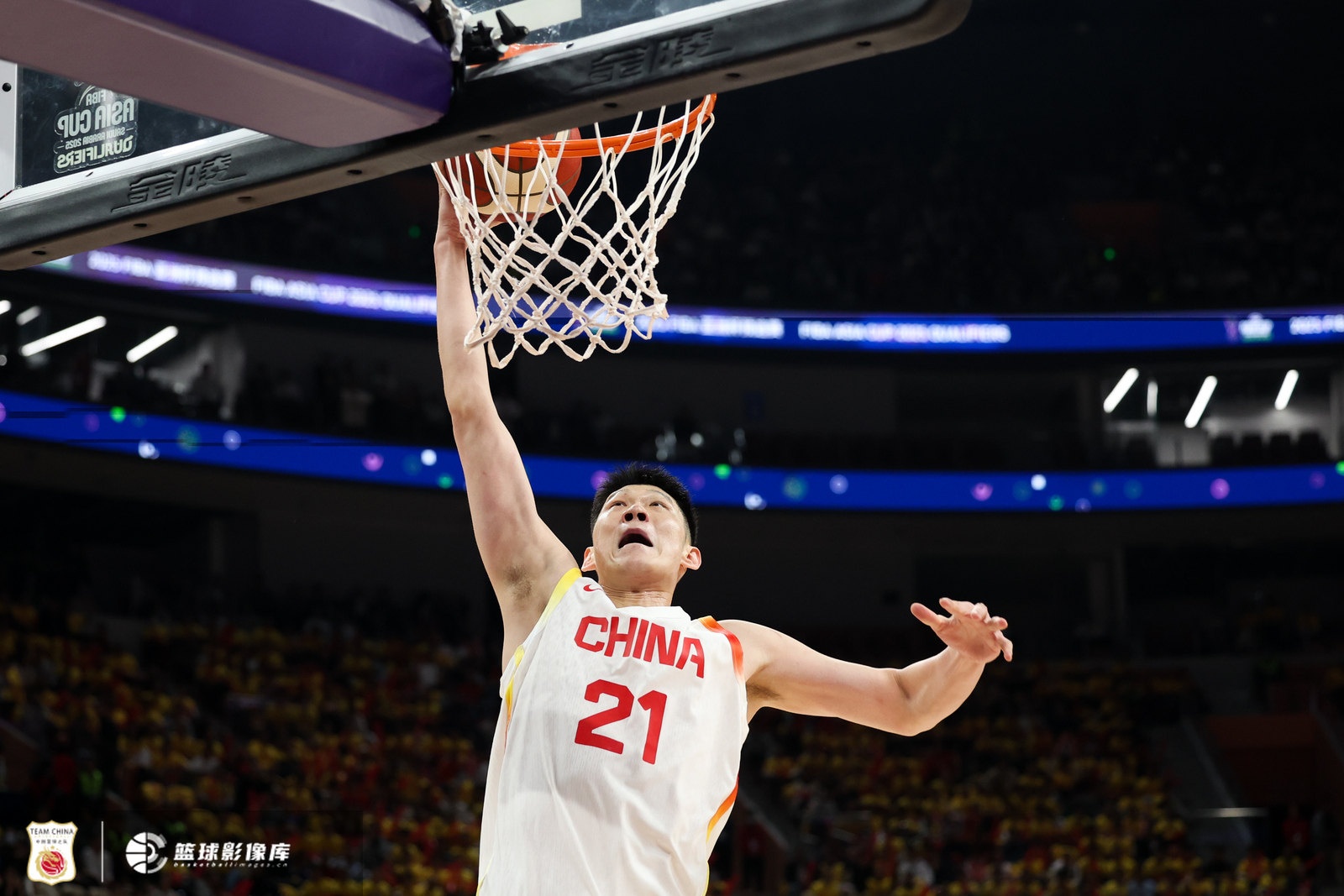 依舊穩(wěn)定！胡金秋先發(fā)出戰(zhàn)首節(jié)3投全中拿到6分 另有6個籃板