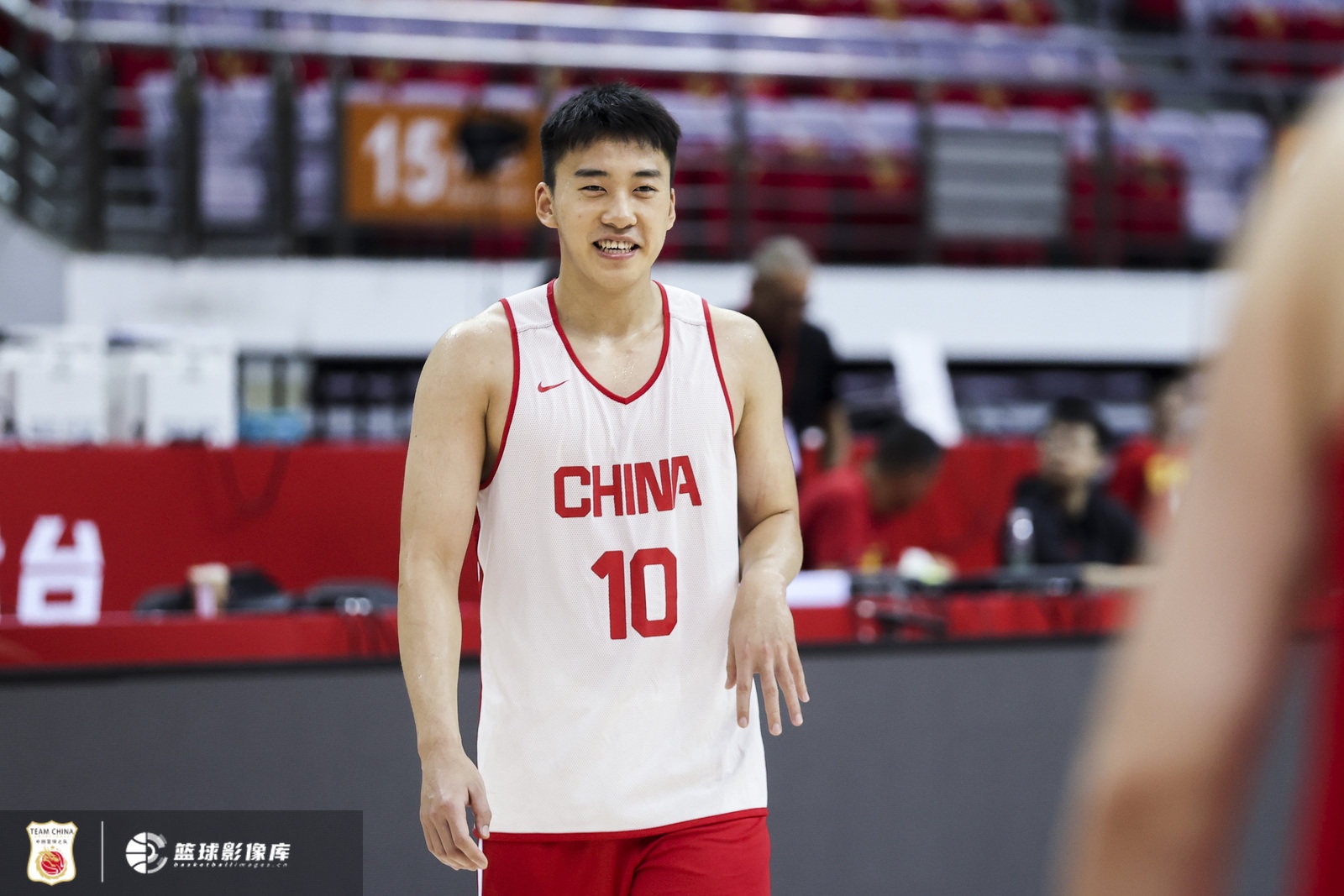 媒體人：男籃半場輕松暢快 進(jìn)攻高效+防守到位 今天贏個(gè)痛快！