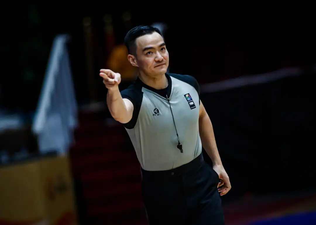 再次亮相！CBA上賽季十佳裁判員孫健將吹罰日本vs伊朗亞洲杯