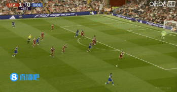 動作有點(diǎn)大！科爾克茲鏟翻史密斯，裁判出示黃牌