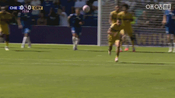 這球有點(diǎn)狠！埃斯特旺飛鏟穆尼奧斯染黃 后者護(hù)腿板都掉出來(lái)了...