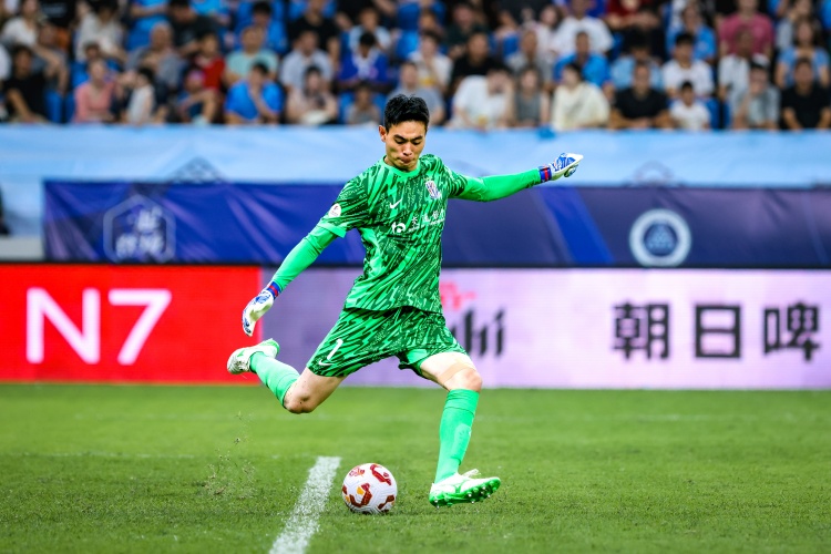 記者：薛慶浩的表現(xiàn)有明顯提升，希望防守繼續(xù)保持，進(jìn)攻早點(diǎn)復(fù)蘇