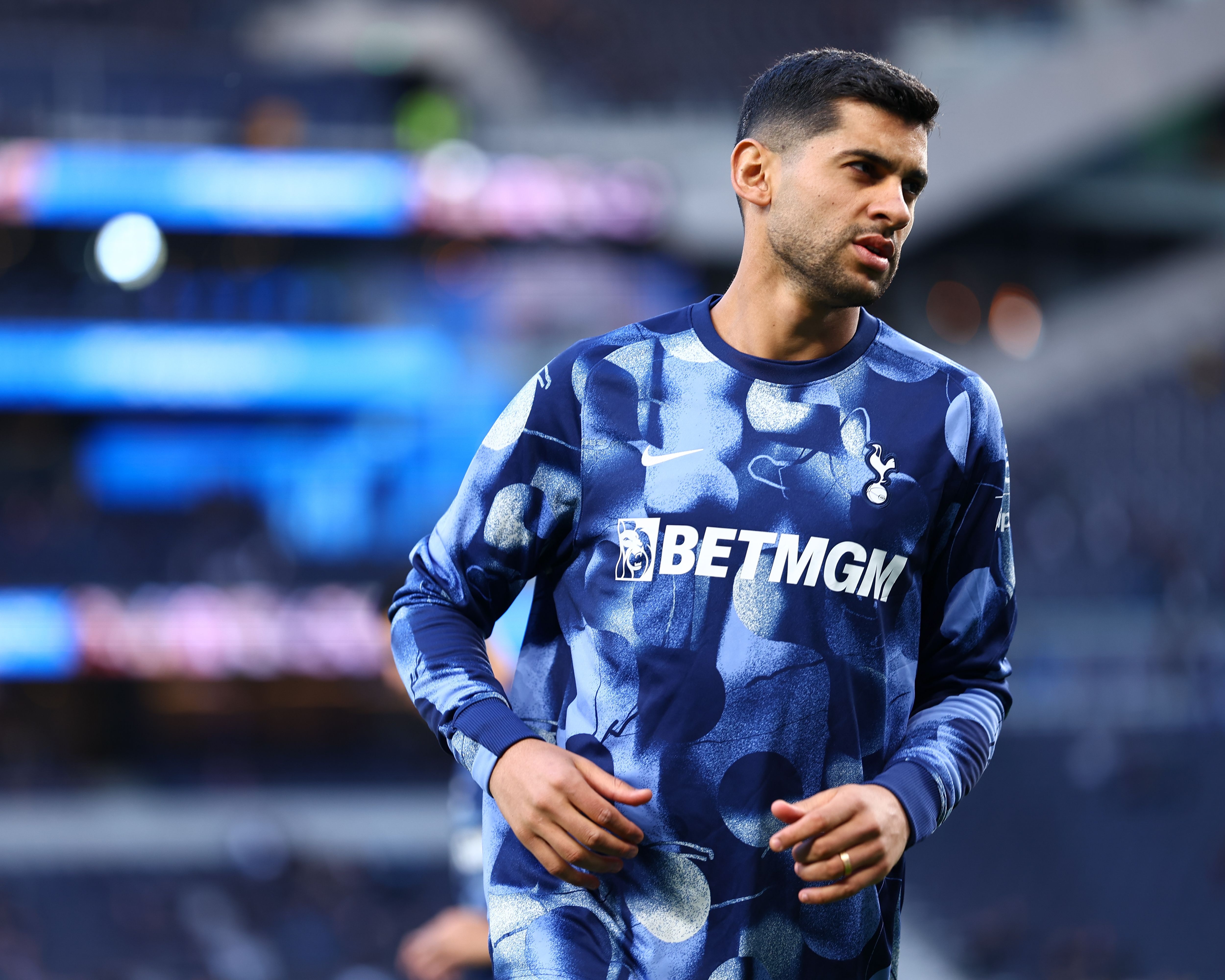 TA：熱刺續(xù)約羅梅羅助力多線作戰(zhàn) 埃澤和薩維尼奧仍然是目標