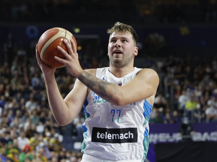 太累了！東契奇半場8中4砍17分2板3助2斷2帽 對方一度三人包夾