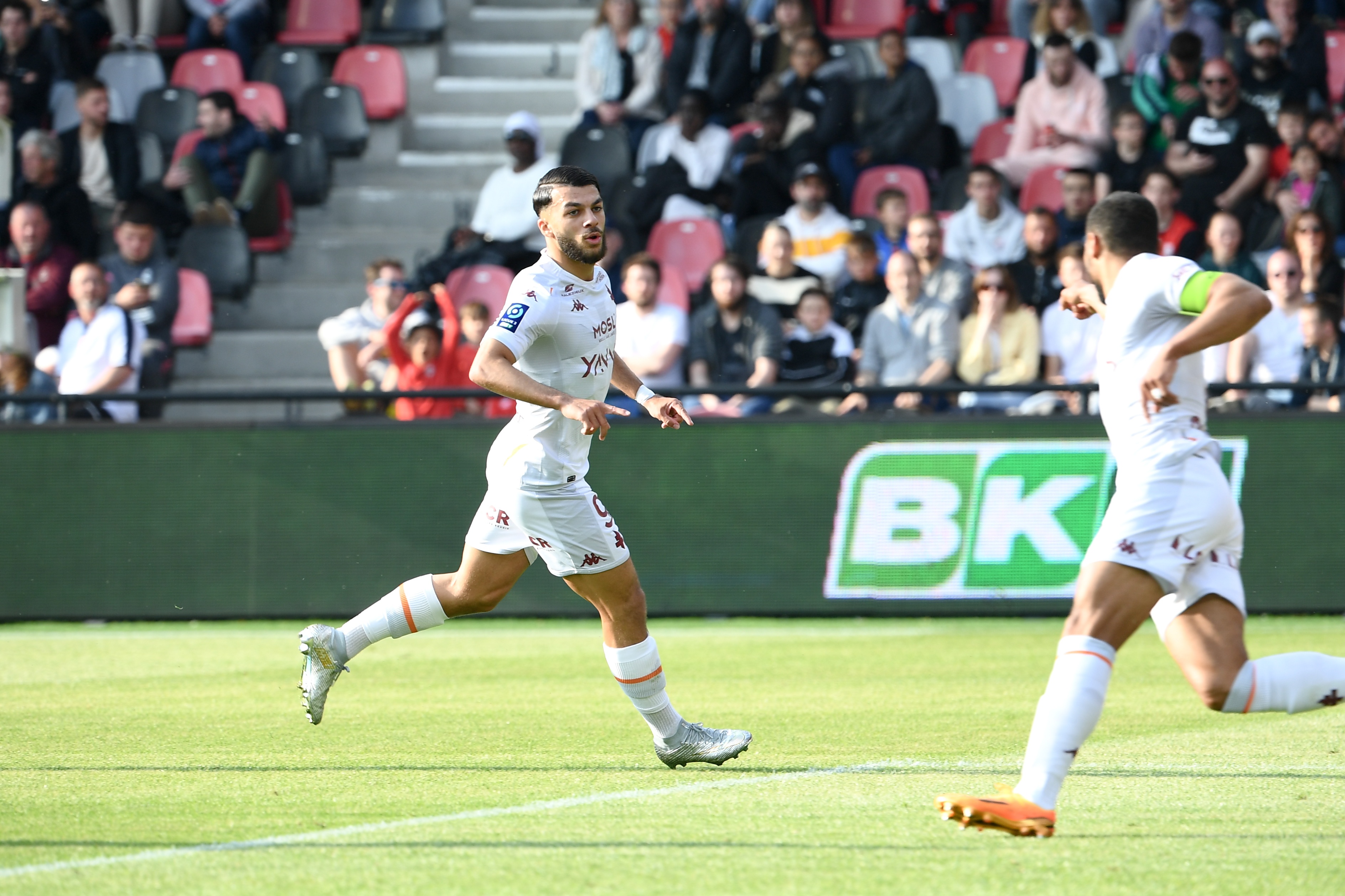 隊(duì)報(bào)：里昂對(duì)米考塔澤要價(jià)3500萬(wàn)歐，黃潛等隊(duì)對(duì)該球員有意