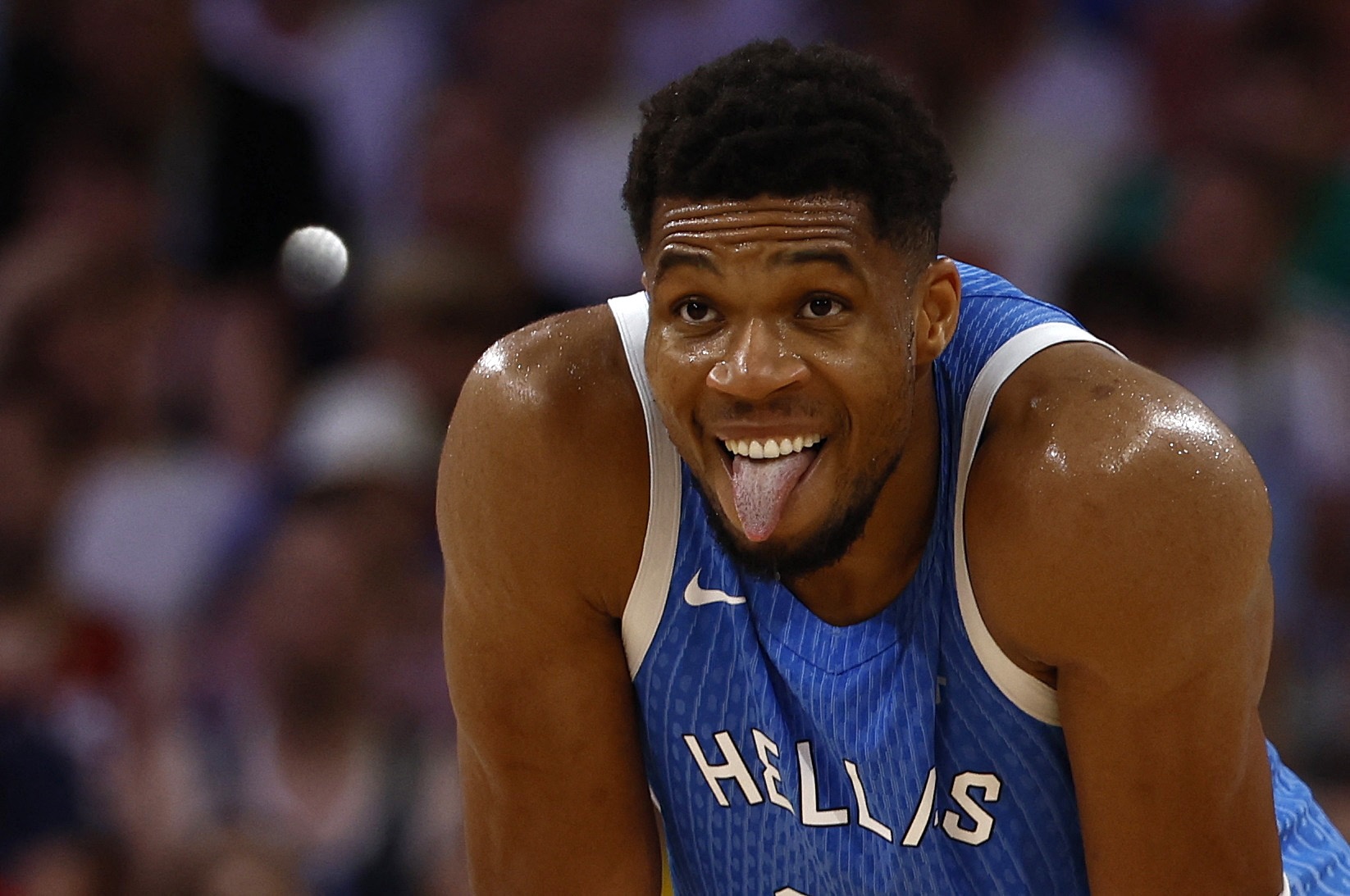 根本攔不??！字母哥半場(chǎng)10中7高效砍14分4板 連續(xù)攻筐撕碎防守