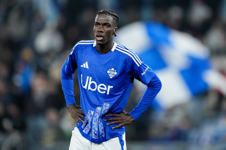 科莫官方：17歲前鋒迪奧右腳第五跖骨骨干出現(xiàn)骨裂，預(yù)計(jì)缺陣5周