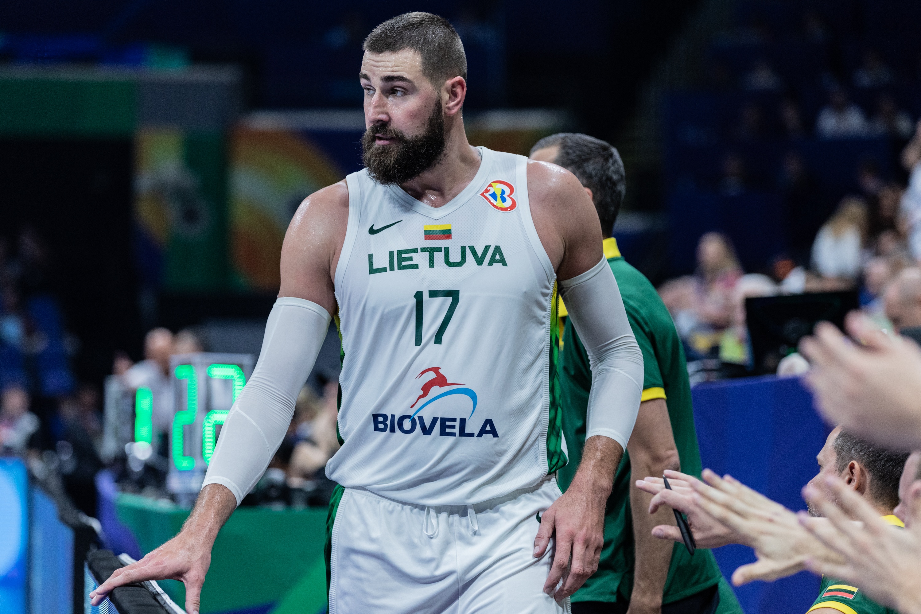 正面硬剛！首節(jié)瓦蘭6中5高效貢獻12分3板 武切維奇7中4拿8分2板