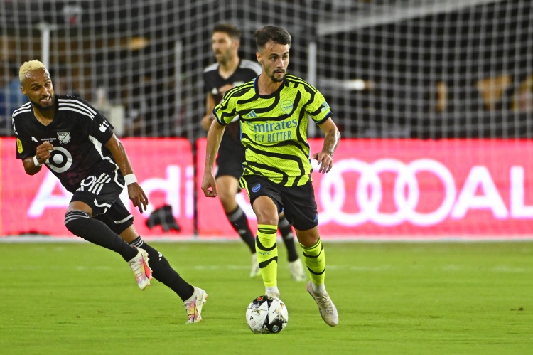 記者：斯圖加特在法比奧-維埃拉爭奪戰(zhàn)中領(lǐng)先，將面對三隊競爭