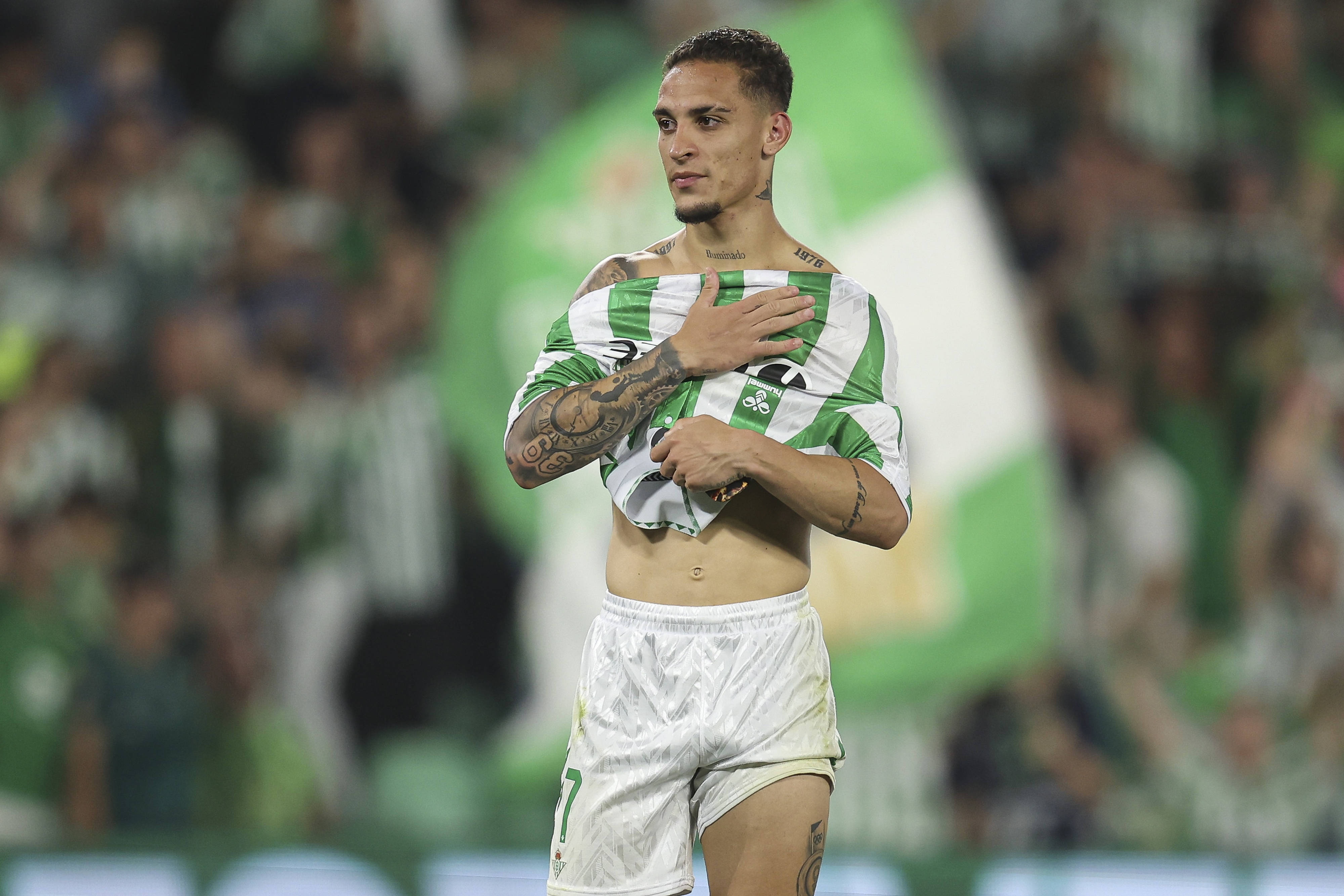 羅馬諾：曼聯(lián)和貝蒂斯每天都談出售安東尼，前者對安東尼要價很高