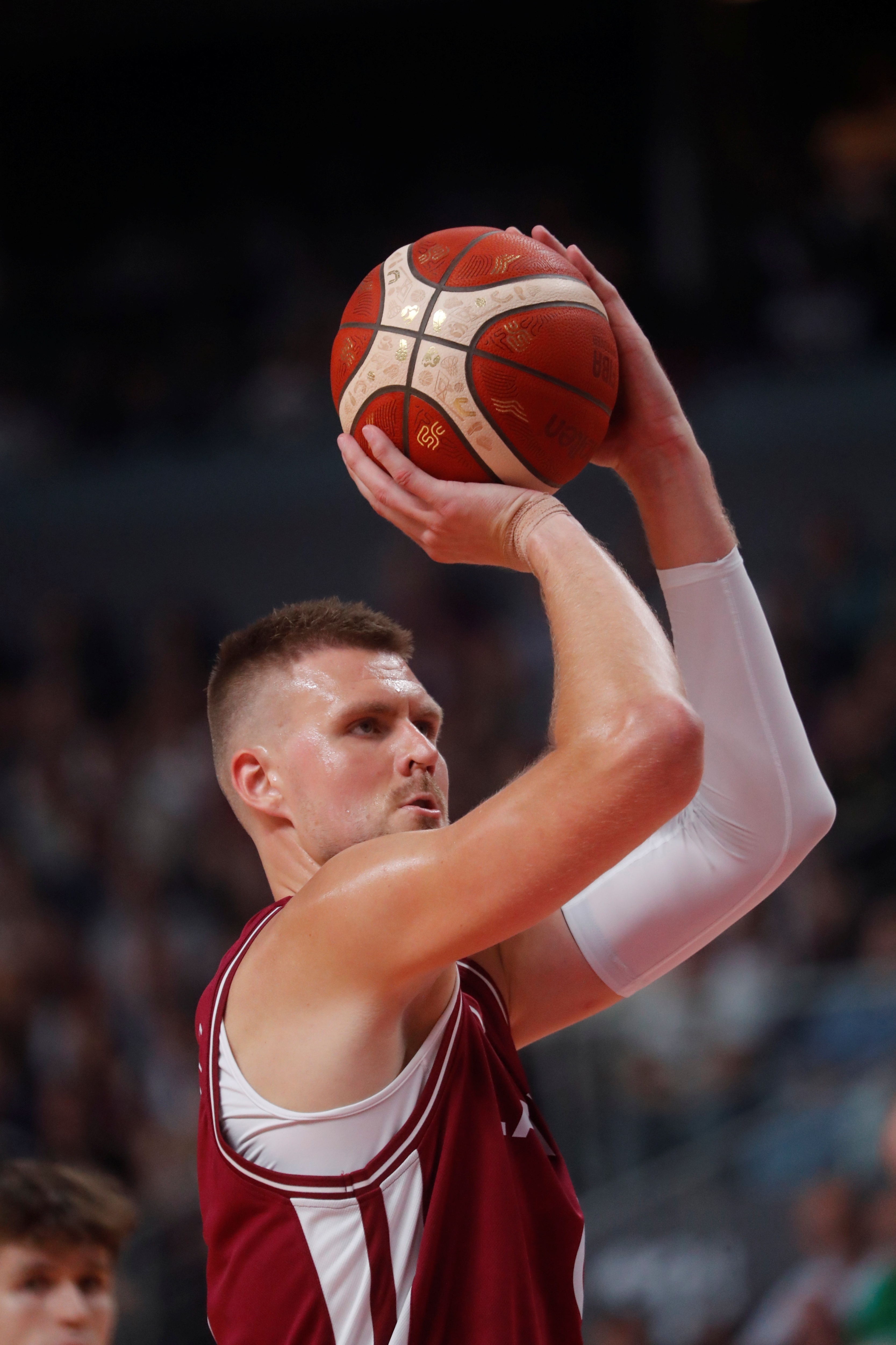 出現(xiàn)7次失誤！波爾津吉斯打趣：主場球迷壓迫感太強(qiáng)了