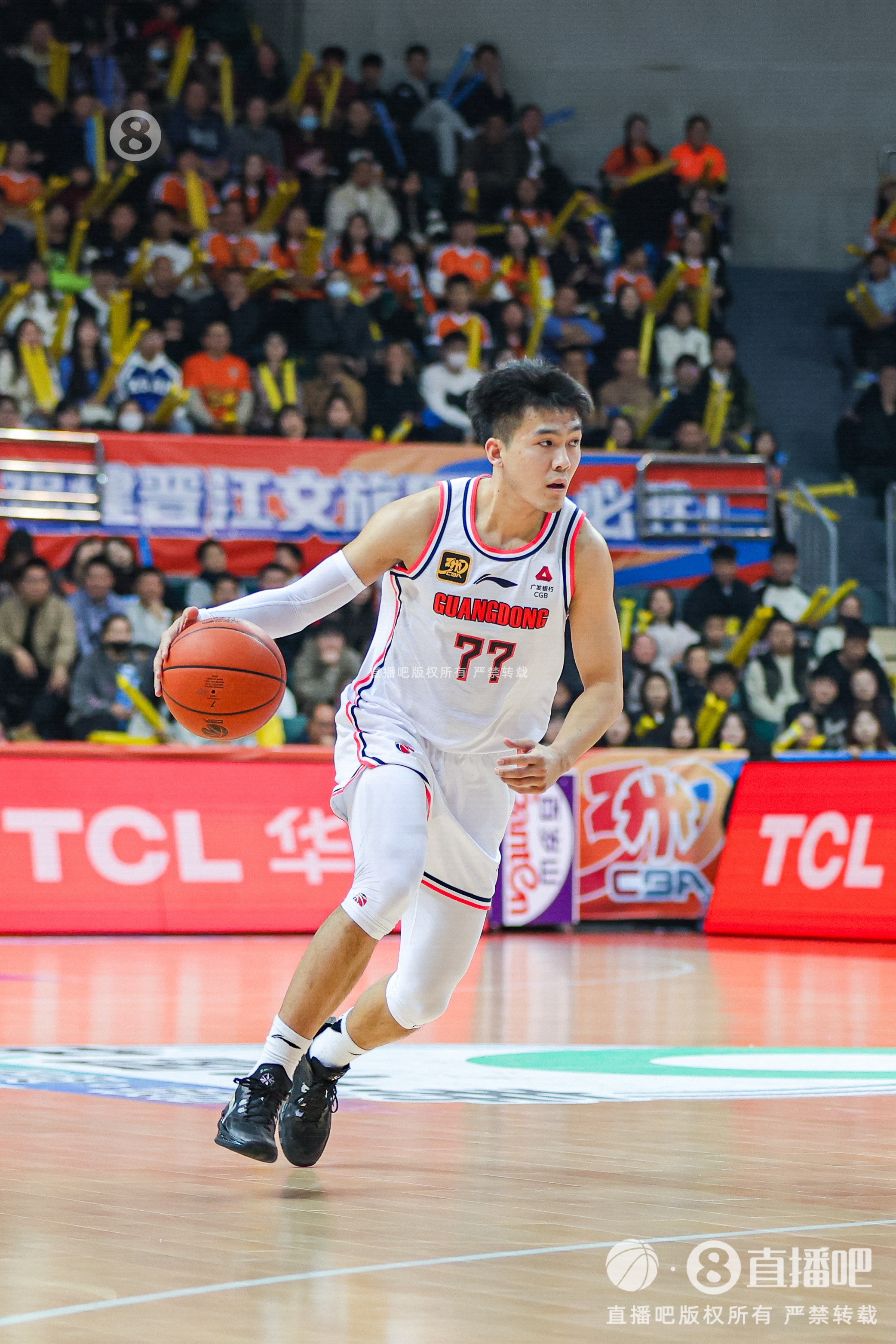 成都的王！廣東男籃更新國(guó)內(nèi)球員注冊(cè)名單：黃榮奇不在列