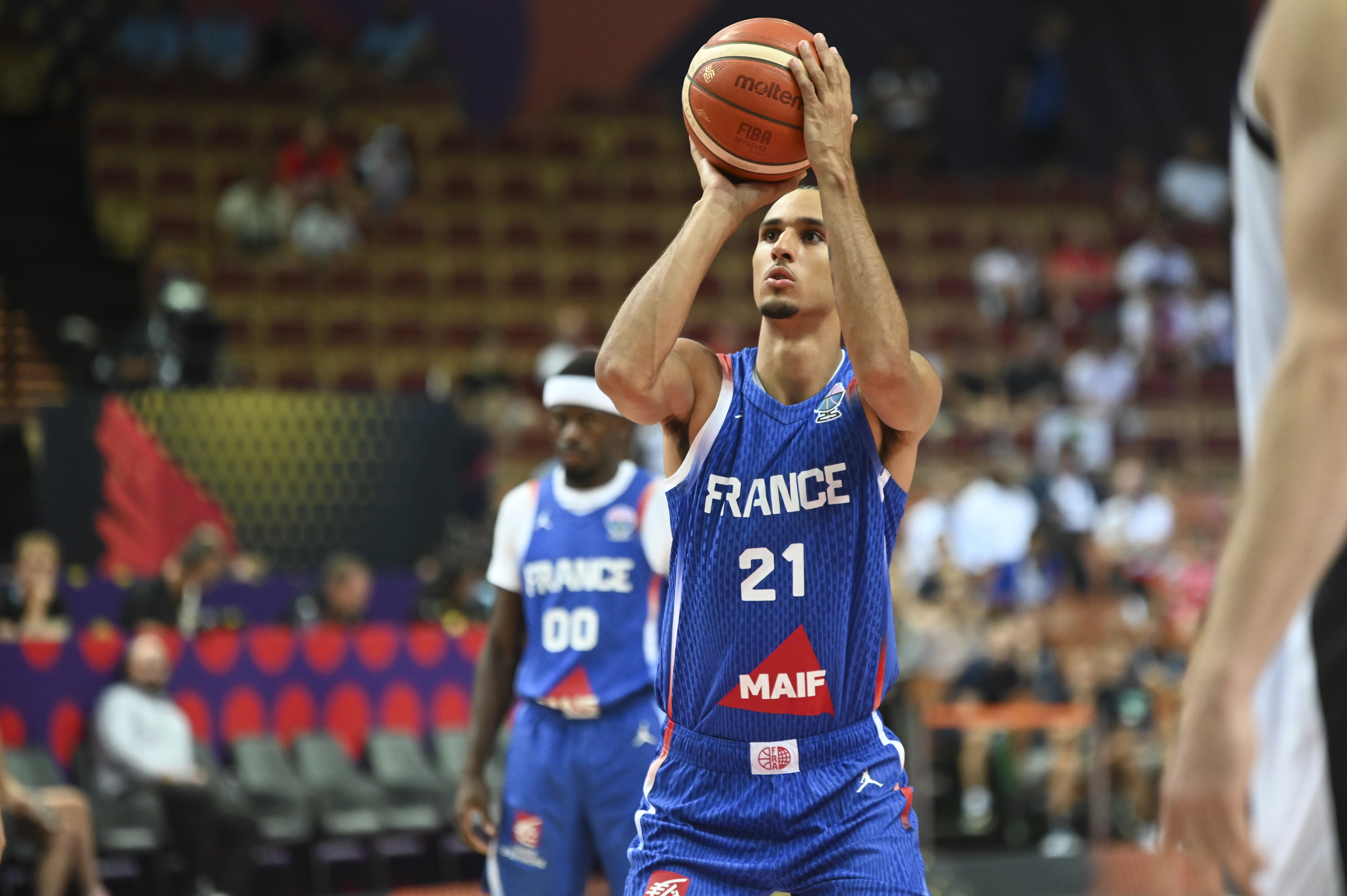 里薩謝法國隊(duì)前兩戰(zhàn)30分鐘內(nèi)砍下22分 三分10中6&正負(fù)值+22