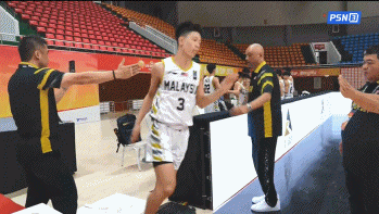 地滑之秀！馬來(lái)西亞U16球員出場(chǎng)時(shí)摔倒險(xiǎn)成飛鏟 教練組集體受驚