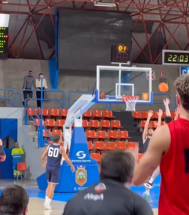 余嘉豪絕殺被誤判！媒體人：西乙裁判夠業(yè)余 是否有效都得看回放