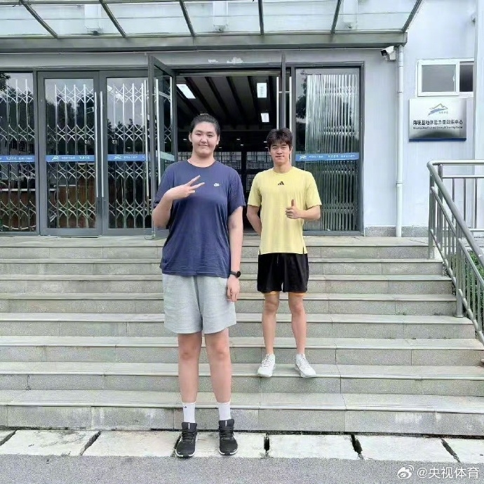 1米92潘展樂和2米26張子宇同框??網(wǎng)友：小潘秒變“小手辦”