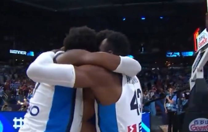 字母三兄弟收獲國(guó)家隊(duì)生涯首枚獎(jiǎng)牌 賽后緊緊抱在一起